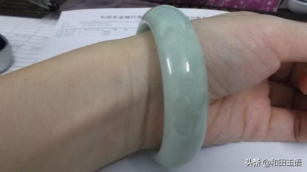 戴玉手镯对女性有什么好处和坏处,买玉手镯好，还是买黄金手镯好？