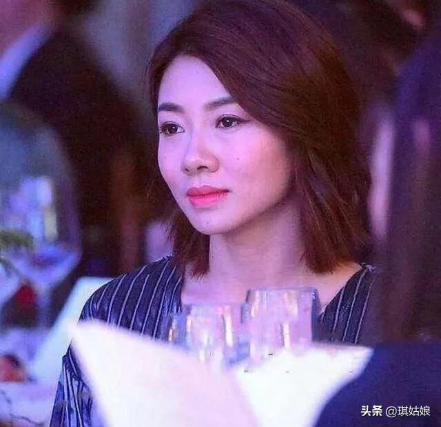 郑凯苗苗机场牵手:郑恺苗苗官宣结婚，你有什么想说的？