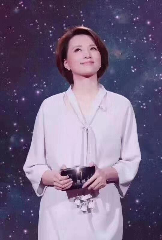 国内女主持人中,能排前三的分别有哪些？