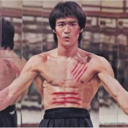 “钢铁侠”唐尼咏春出师！他对中国武术的痴迷长达18年，终于毕业，李小龙既然是叶问的高徒，为什么很少见他打传统的咏春拳