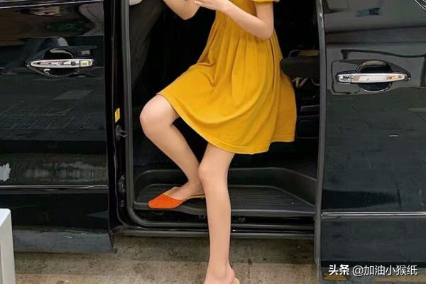 <b>黄色裙子搭配什么鞋子比较好看</b>