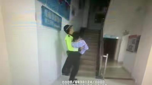 关于蛇的新闻:怎么看待河南一大蛇坟头晒太阳引村民围观？ 最近关于蛇的新闻