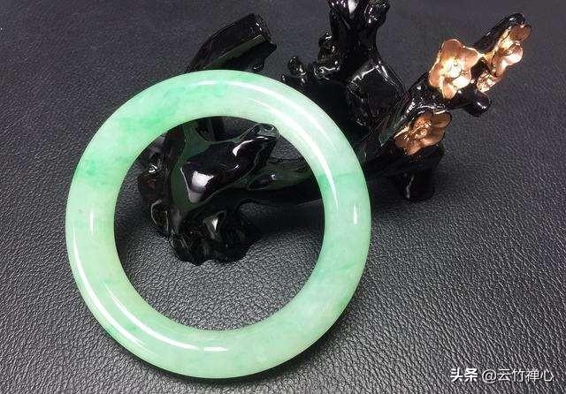 翡翠手镯常见裂痕图片,翡翠手镯有裂缝用双养水能清除吗？