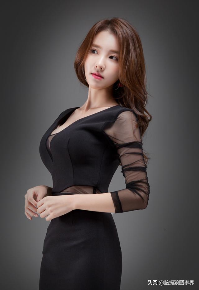 尤其是人物手的姿势和面部的表情,以及人物的眼神表达,是半身人像作品