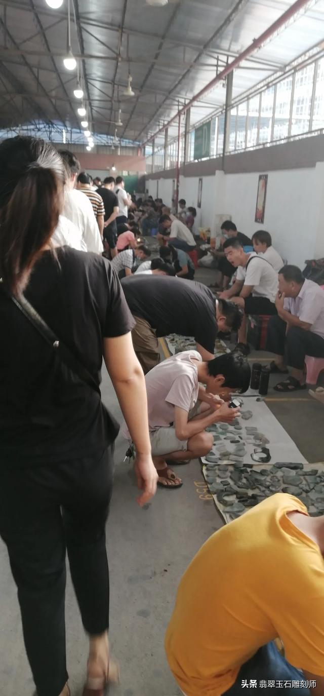 酸洗注胶翡翠镯子图片,朋友送的翡翠手镯，大家帮忙看看是啥价值？