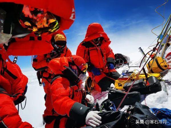 在珠穆朗玛峰上卖羽绒服，抖音卖货直播间的“内容战”，中国登山队再次成功登上珠穆朗玛峰顶端，这说明什么