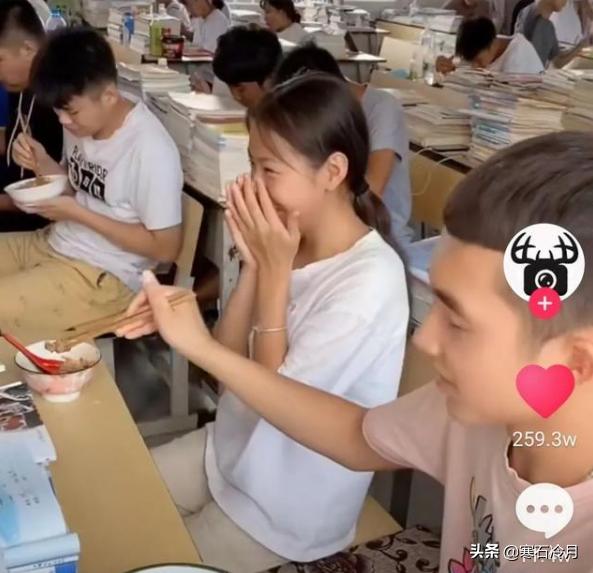 一位男同学给女同桌夹肉视频突然火了,你的青春有类似的经历吗？