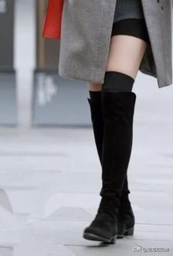 黑色中筒袜穿什么鞋比较好看？插图9