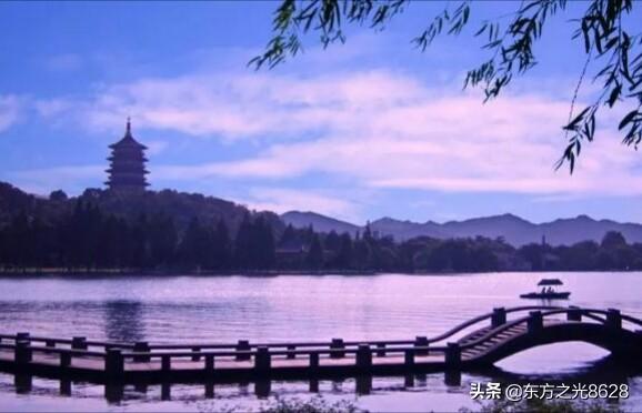 用诗描写江南的秀丽景色，你能展示一下吗？
