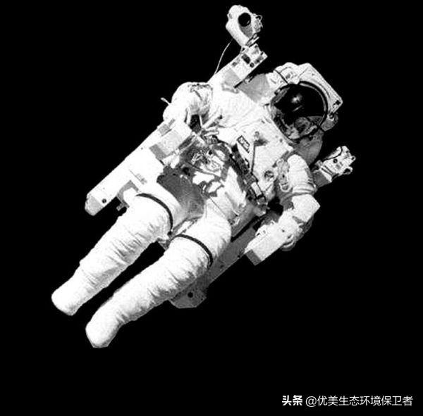 郭沁为什么坐在椅子上:航天员落地后，为何露面都非得坐椅子