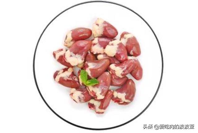 小蓝猫最喜欢吃什么零食:蓝猫吃什么可以美毛？吃蛋黄能美毛吗？ 小蓝猫最喜欢吃什么