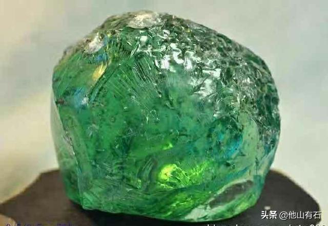 一些玻璃陨石有熔壳、气印、气流刮痕、比重、还有磁性等特征,为什么会被定义成冲击玻璃？