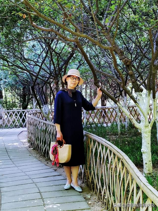 70老太40容貌(70多岁的女人是如何打扮的？