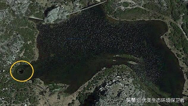 神秘洞穴阴森灵异事件:葡萄牙湖面上神秘的“地球破洞”是怎么回事？水流向了哪里？