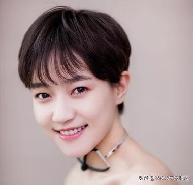 李佳璘:张小斐凭《你好，李焕英》走红，她的同班同学除了杨幂还有谁？