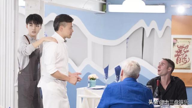 为什么王俊凯总摸裤裆:《中餐厅3》王俊凯被赞“情商超高”，你怎么看