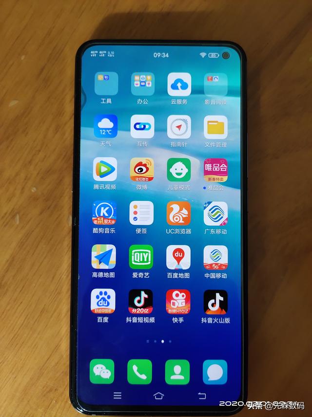 本人不打游戏,看视频刷头条拍照好些,续航能力稍强的手机求推荐？