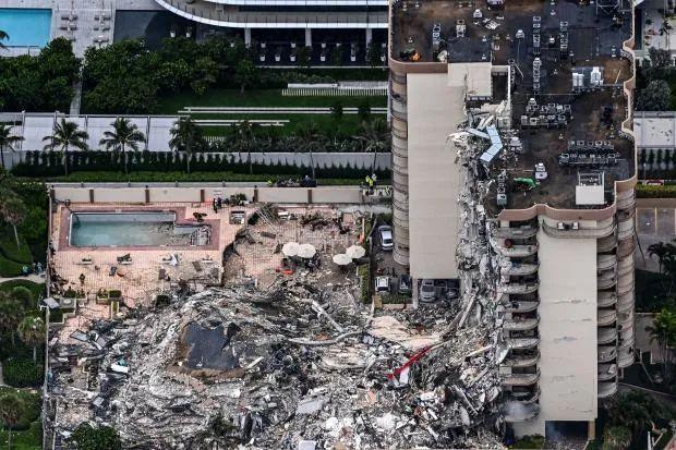 日本不明生物攀爬大楼图片，江西入室杀人的嫌犯曾春亮目前仍在逃，抓捕他的难度有多大
