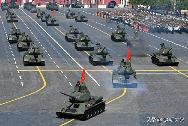 1941年苏联红场阅兵:红场阅兵后俄罗斯总统普金为什么竖起左手大拇指，有什么含义？ 1941年苏联红场阅兵图片