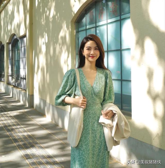 淡黄色长裙:皮肤黄的人，应该穿什么鲜艳色彩的连衣裙