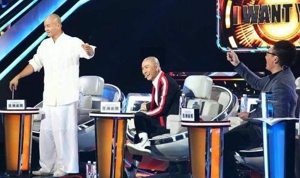乐嘉自曝初夜:乐嘉回应“强吻谢娜”事件，曾因此事饱受争议，这是为了复出吗？