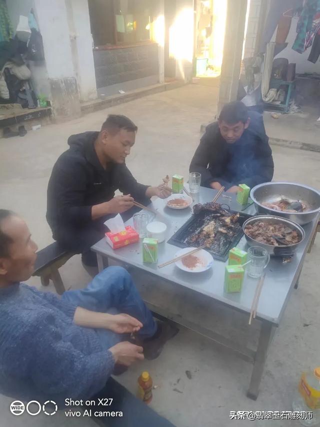 翡翠科普,翡翠戴久了会变绿，这是怎么回事？