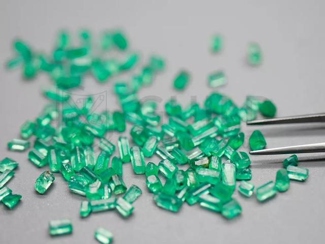 如何判断石头是不是玉石,怎样辨别一块石头是不是玉？需要详细回答？