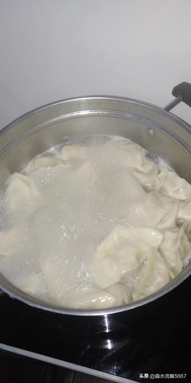 煮饺子,怎么看饺子熟不熟？(煮饺子怎么煮)