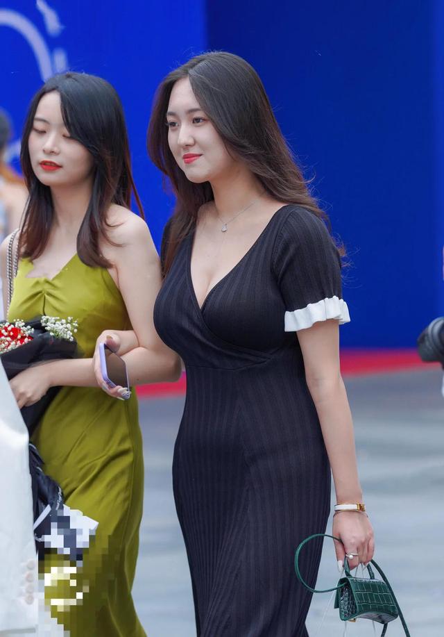 亚洲自偷自拍另类第1页:有哪些惊艳了你的路人街拍？