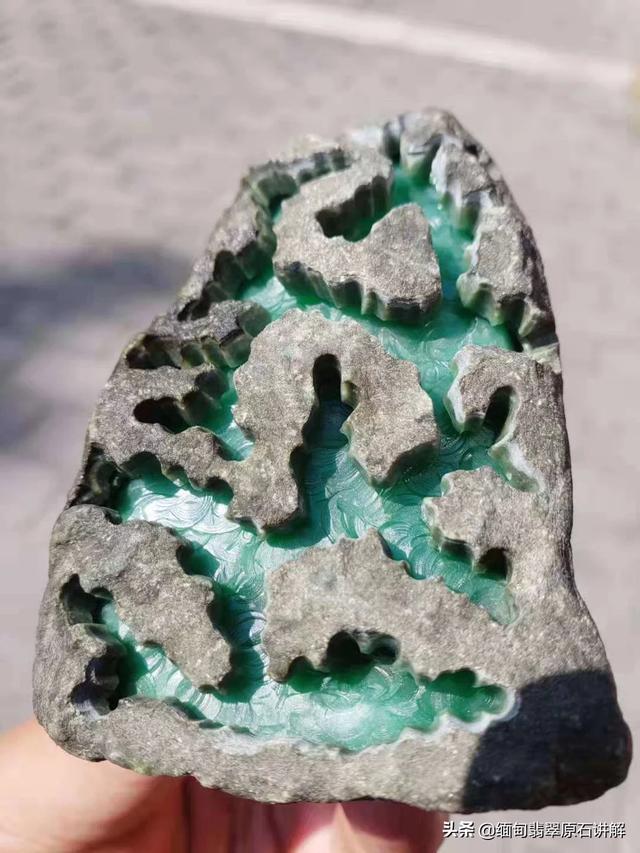 刀疤结翡翠场口特征,南齐小场区的场口及翡翠原石特征是什么？