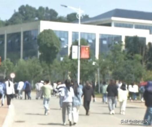 保安遭恶犬攻击撕咬:假设一个人养了五只猎犬，如果一只攻击主人，其他四只会如何？ 恶犬打保安完整版