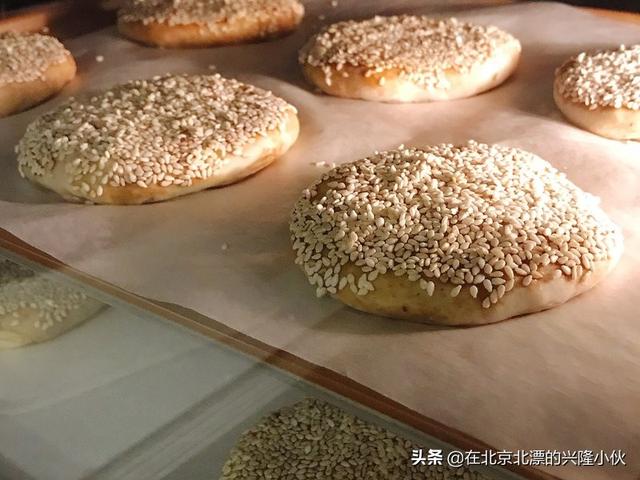 老北京麻酱烧饼，你们都吃过老北京香酥芝麻饼吗，味道如何