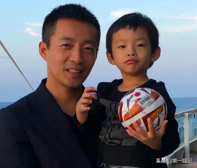 孙俪儿子近期照片:为了宣传自己和俞白眉的电影，邓超子女正面首曝光，可值得吗