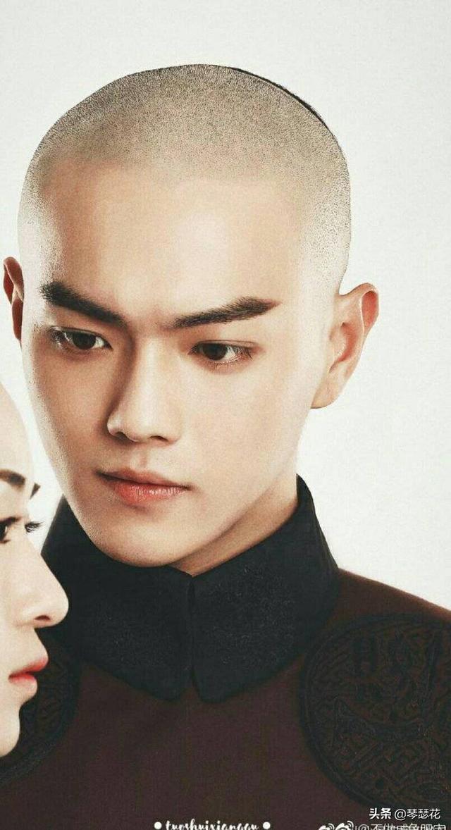 梁靖康多大:想买一双300左右的篮球鞋，求推荐
