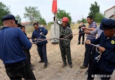 地基里埋什么最害人,农村盖房下墙脚，为什么不能用磨盘石？