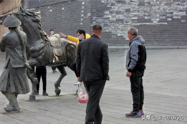 婚纱照拍到周杰伦:摆拍和抓拍哪个更容易出片效果更好