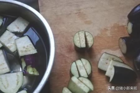 茄子饼怎么煎好吃又简单，好吃不油的煎茄子，超简单做法