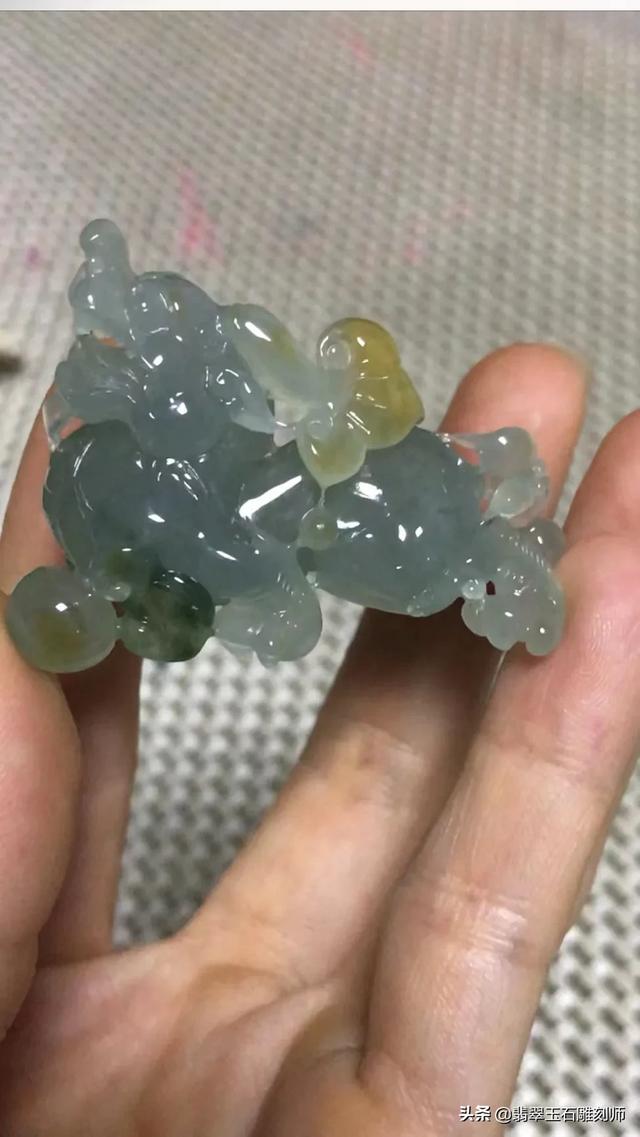 糯冰翡翠玉镯一般价格在,我这赌石开出的糯冰玉佛，能值多少钱？
