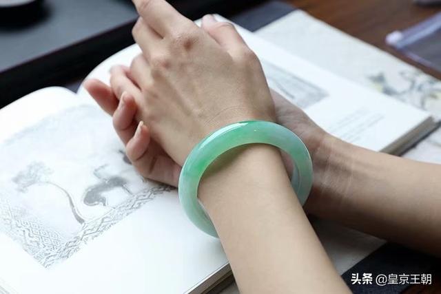 女人和田玉戴什么图案好,30岁的女人戴什么颜色的玉手镯好看？