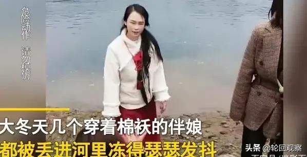 包贝尔伴娘门详细经过，湖南一婚礼上又现婚闹，伴娘们被丢进河里，谁考虑过她们的感受