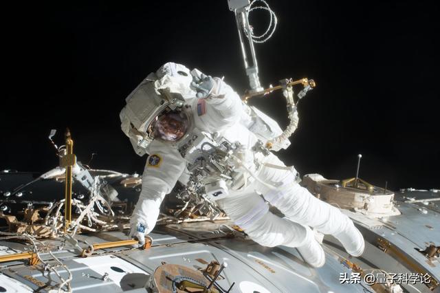 宇航员为什么被抬出来，为什么有人说宇航员在上太空之前要拔掉手指甲