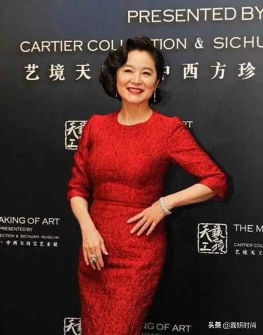 海青短发图片:女人过了50留直发好看吗会不会显年轻