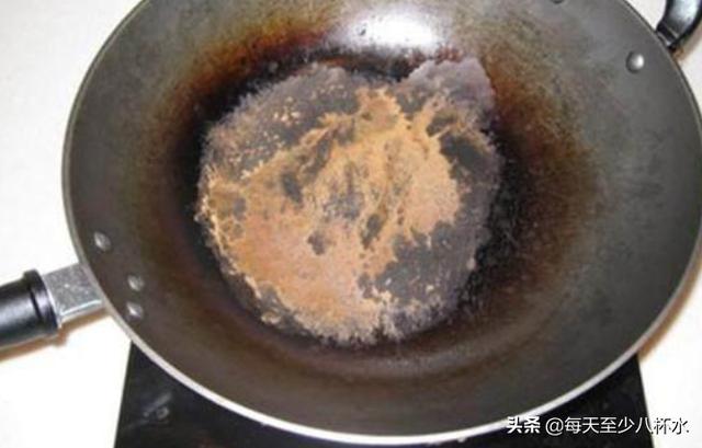 铁锅生锈了怎么处理，家里用来炒菜的铁锅经常生锈，有哪些方法可以轻松搞定