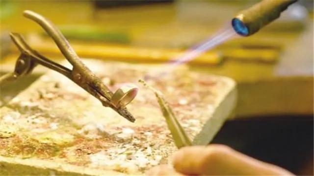 够狗免费下载:请问手机单机游戏都在哪里下载，最好是可以下载大型游戏？