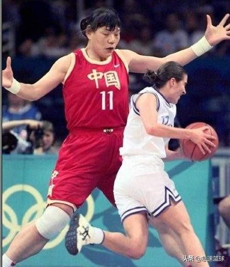 潘晓婷打球图片:奥沙利文与潘晓婷打九球，打完八号球母球落袋，他是故意的么