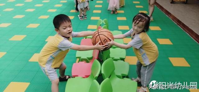 微信小孩表情包:8090的后，有二个小孩的晒图看看谁家的最可爱？(最火两个小孩的图片)