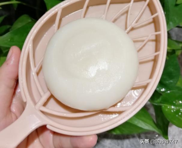 面部螨虫图片:脸上毛孔如“橘皮”，越来越粗，跟什么因素有关呢？螨虫可能吗？