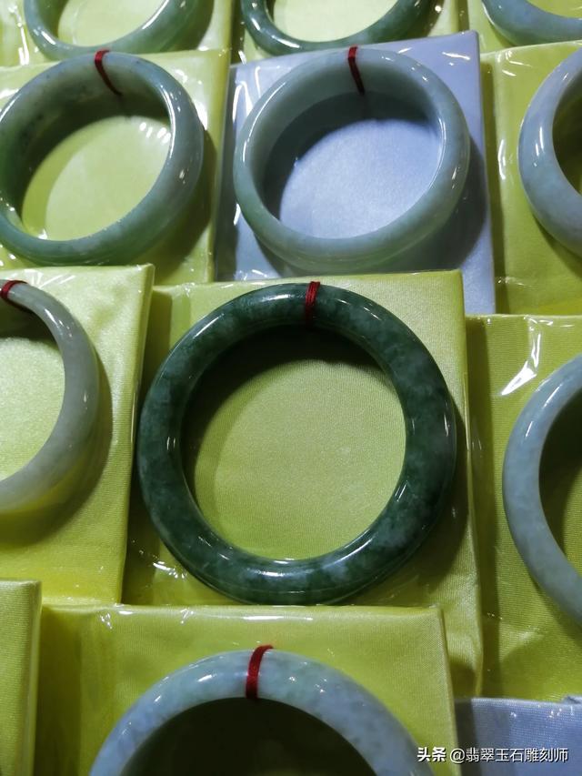 白底青翡翠什么档次镯子,20000块钱能买到什么档次的翡翠手镯？