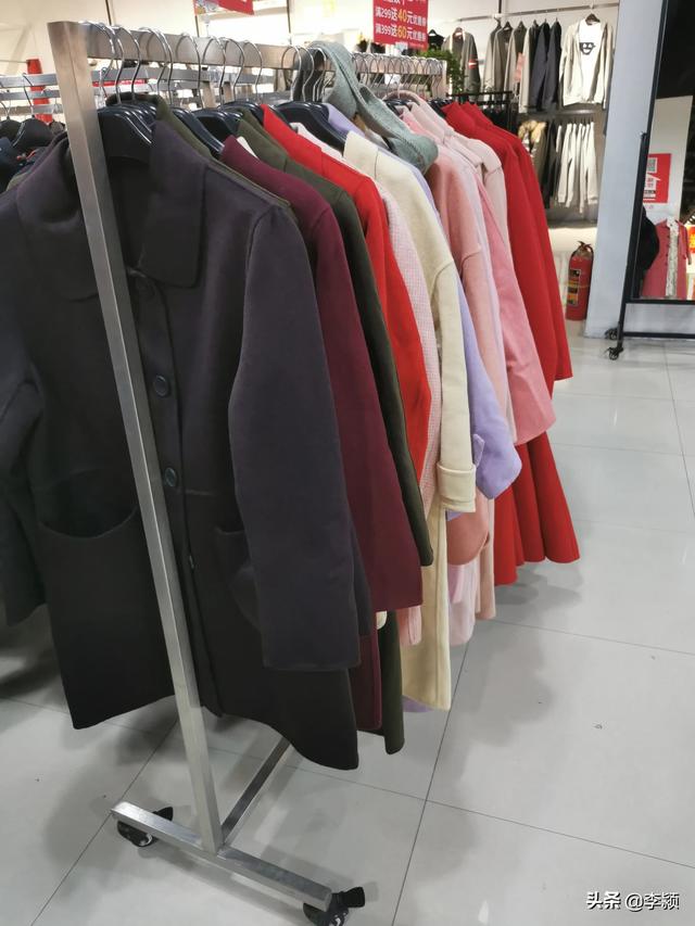 我是一个做实体店的,想转行电商,可做电商十年的两个朋友建议我不要去,该何去何从啊？