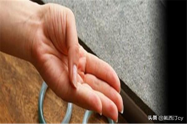 翡翠手镯厚度,翡翠手镯尺寸大小及配戴方法？